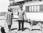 Bundesarchiv_B_145_Bild-F051673-0059,_Adolf_Hitler_und_Eva_Braun_auf_dem_Berghof.jpg Bundesarchiv_B_145_Bild-F051673-0059,_Adolf_Hitler_und_Eva_Braun_auf_dem_Berghof.jpg
